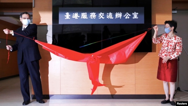 台湾陆委会主委陈明通（左）在台北为台港服务交流办公室揭牌。（2020年7月1日)