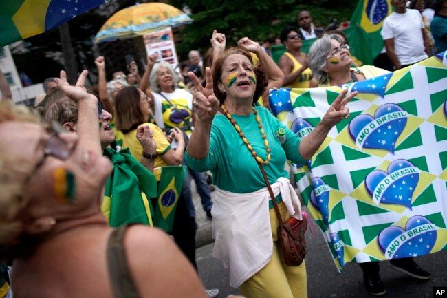 Supporters of Brazil's President Jair Bolsonaro dance on Copacabana beach in Rio de Janeiro, Brazil, May 26, 2019.