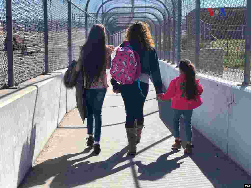 Inmigrantes en el Puente Internacional Santa Fe en El Paso, Texas.