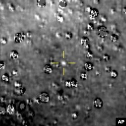 Foto “Ultima Thule” salah satu obyek Sabuk Kuiper yang ditandai di tengah dengan bintang-bintang di sekitarnya, 16 Agustus 2018, yang diabadikan oleh pesawat luar angkasa New Horizons.