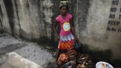 Kemi Olajuwon, Nigériane de 12 ans, manque régulièrement l’école pour vendre du poisson fumé à Lagos et ainsi gagner de l’argent pour sa famille et ses frais de scolarité. (AP)