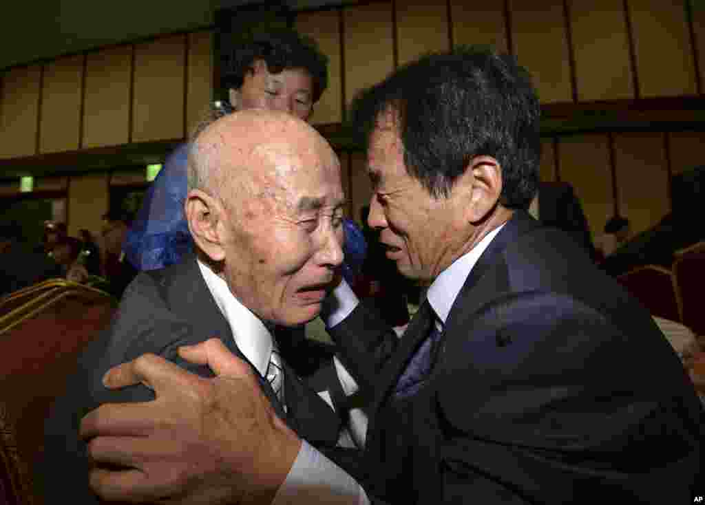 Chae Hun Sik (kiri), warga Korea Utara berusia 88 tahun, bertemu putranya Chae Hee-yang, warga Korea Selatan, dalam Reuni Keluarga Terpisah di tempat wisata Diamond Mountain di Korea Utara. Ratusan orang lanjut usia dari Utara dan Selatan memulai acara reuni selama tiga hari bersama keluarga yang sudah lama tidak bertemu sejak pecah perang antara kedua negara itu lebih dari 60 tahun lalu.