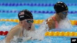 L'Américaine Lilly King et la Russe Yulia Efimova, Rio de Janeiro, Brésil, 8 août 2016. (AP Photo/Lee Jin-man)