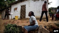 Des femmes pleurent la mort d'un membre de la famille suite à un glissement de terrain à Kinshasa le 5 janvier 2018.