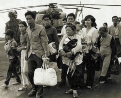 Người tị nạn miền Nam Việt Nam trên một hàng không mẫu hạm Mỹ trong chiến dịch di tản Gió Lốc - Operation Frequent Wind khởi sự ngày 29/4/1975.
