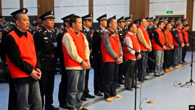 Tội phạm Trung Quốc tại tòa.
