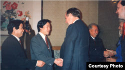 歷史照片：老布什總統訪華期間到北京國際俱樂部看望老朋友們。 （1989年2月26日）