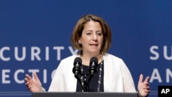 美国国土安全顾问丽萨·蒙纳可在白宫的网络安全峰会上发言(2015年2月13日)