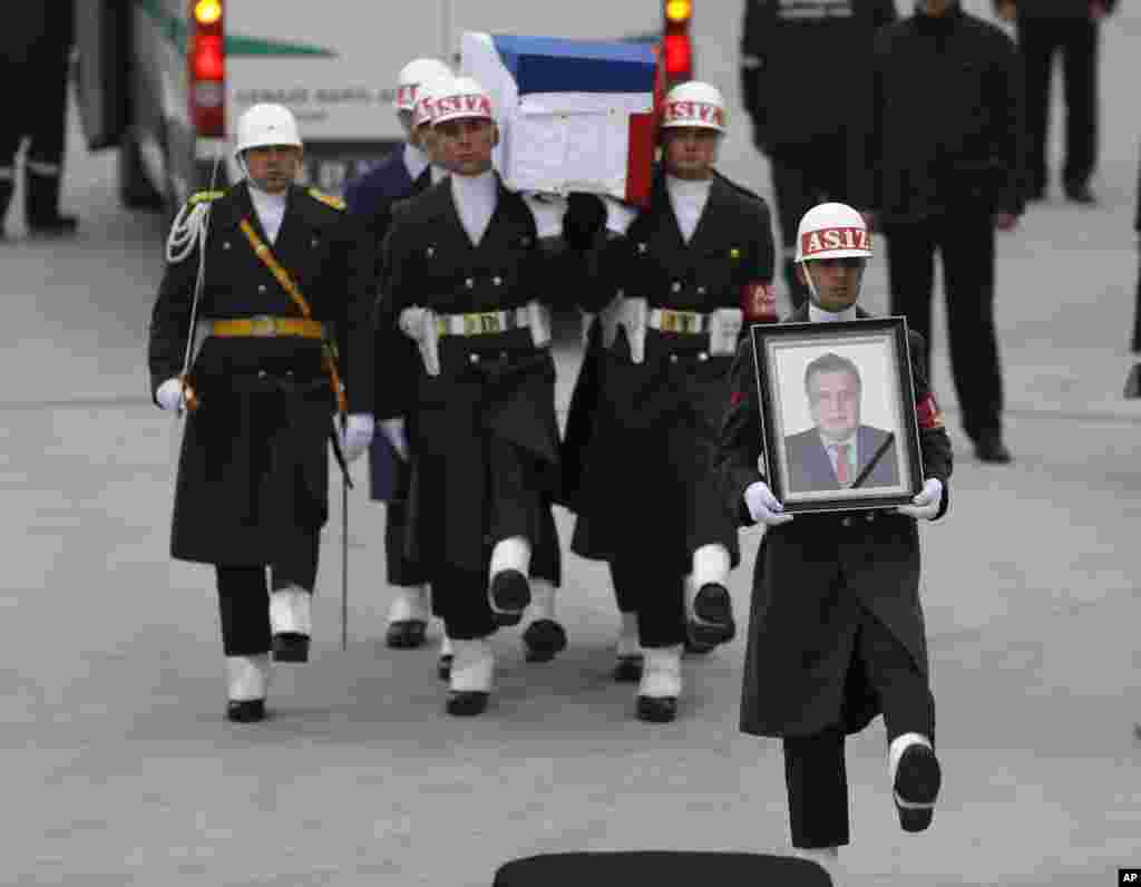 تابوت&nbsp;آندره کارلوف سفیر روسیه در ترکیه،&nbsp;در راه بازگشت به کشورش. کارلوف عصر دوشنبه در یک گالری هنری توسط یک پلیس جوان ترک کشته شد.