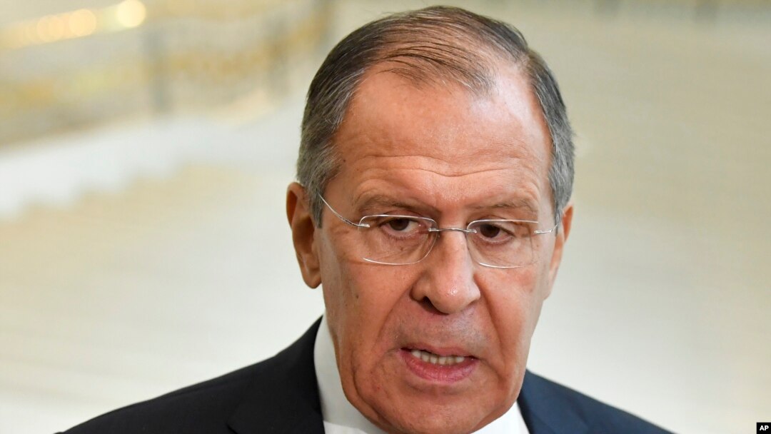 Menteri Luar Negeri Rusia Sergey Lavrov memberikan keterangan kepada media di Tashkent, Uzbekistan, 27 Maret 2018.