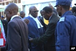 Isiphathamandla seMDC Alliance njalo eligqwetha uMnu Tendai Biti ephumputhwa yisicukuthwane somthethwandaba ekungeneni kwakhe.