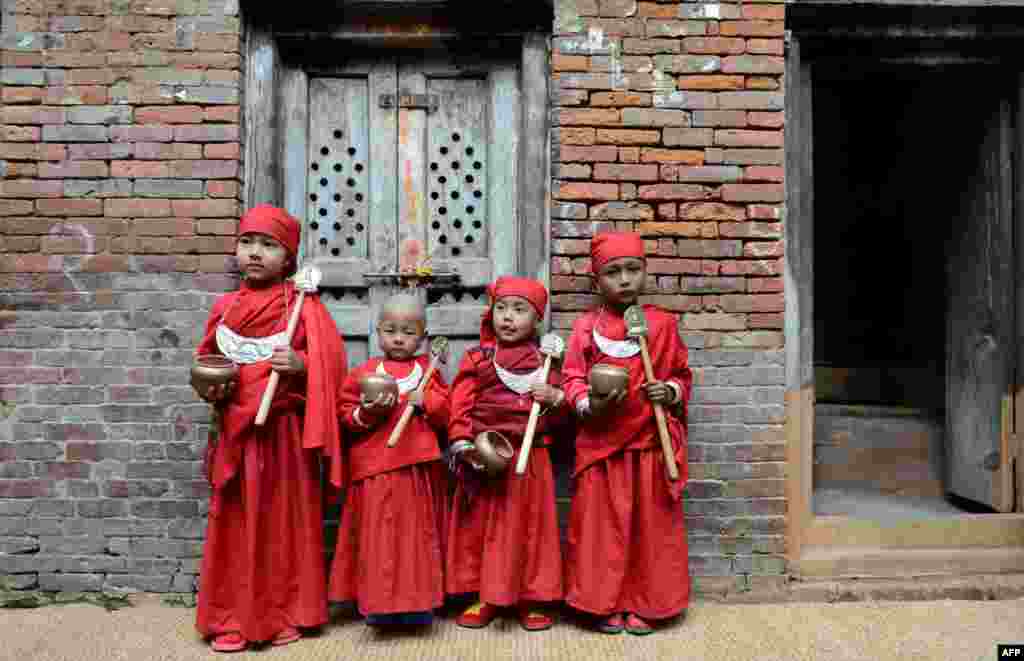 Sekelompok anak-anak lelaki Budha Nepal terlihat sebelum menghadiri Bratabandha, upacara menyambut kedewasaan, di Kathmandu.