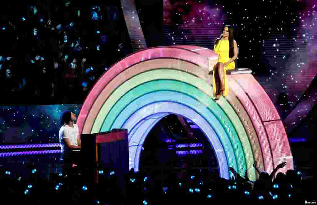 តារា​ចម្រៀង​&nbsp;Kacey Musgraves និង​&nbsp;Chris Martin សម្ដែង​ក្នុង​ពិធី​ប្រគល់​រង្វាន់​ផ្នែក​ចម្រៀង&nbsp;iHeartRadio Music Awards នៅ​ទីក្រុង​ឡូសអេនជឺឡែស​ រដ្ឋ​កាលីហ្វ័រញ៉ា សហរដ្ឋ​អាមេរិក។