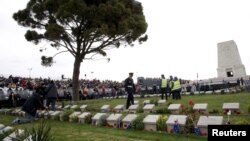 Warga Australia melihat pusara tentara Australia di Taman Makam Tentara Australia Long Pine di Gallipoli, memperingati seratus tahun hari ANZAC, 25 April 2015 (REUTERS/Umit Bektas)