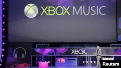 Direktur pemasaran Microsoft Yusuf Mehdi memperkenalkan XBox Music pada pameran permainan E3 di Los Angeles, California, Juni lalu. (Reuters/Fred Prouser)