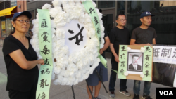 抗议者抬出象征为中共送终的白花圈