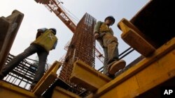 Los empleos en la construcción siguen en aumento, aunque todavía no se alcanzan las cifras logradas antes de la depresión económica.