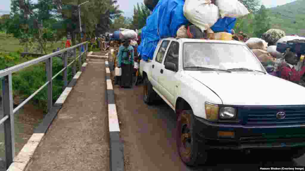 Wakimbizi-kutoka-Kamanyola-DRC-wakielekea-Rwanda