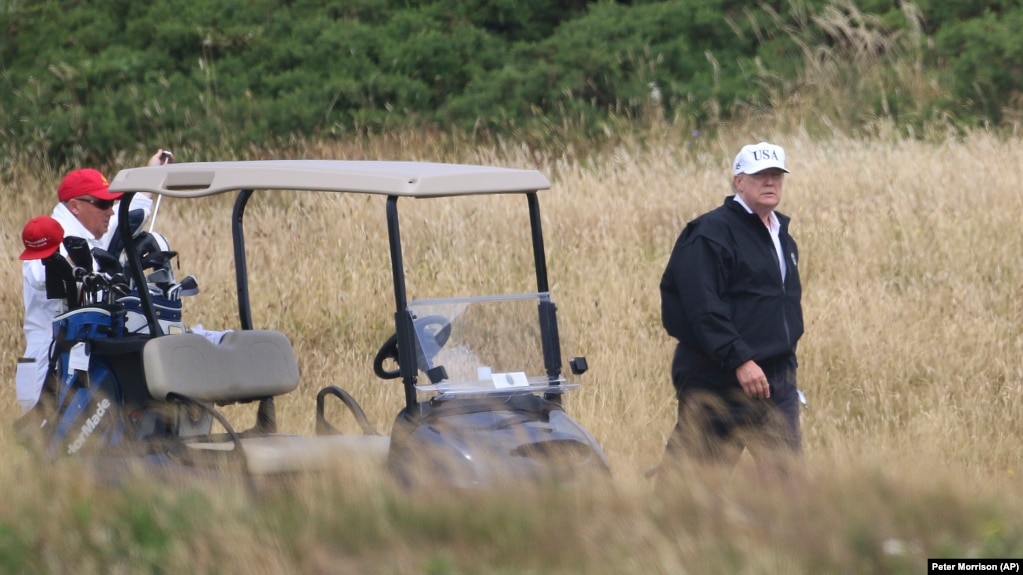 Tổng thống Mỹ Donald Trump chơi golf tại câu lạc bộ golf ở Turnberry, Scotland, ngày 14 tháng 7, 2018.