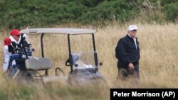 Tổng thống Mỹ Donald Trump chơi golf tại câu lạc bộ golf ở Turnberry, Scotland, ngày 14 tháng 7, 2018.