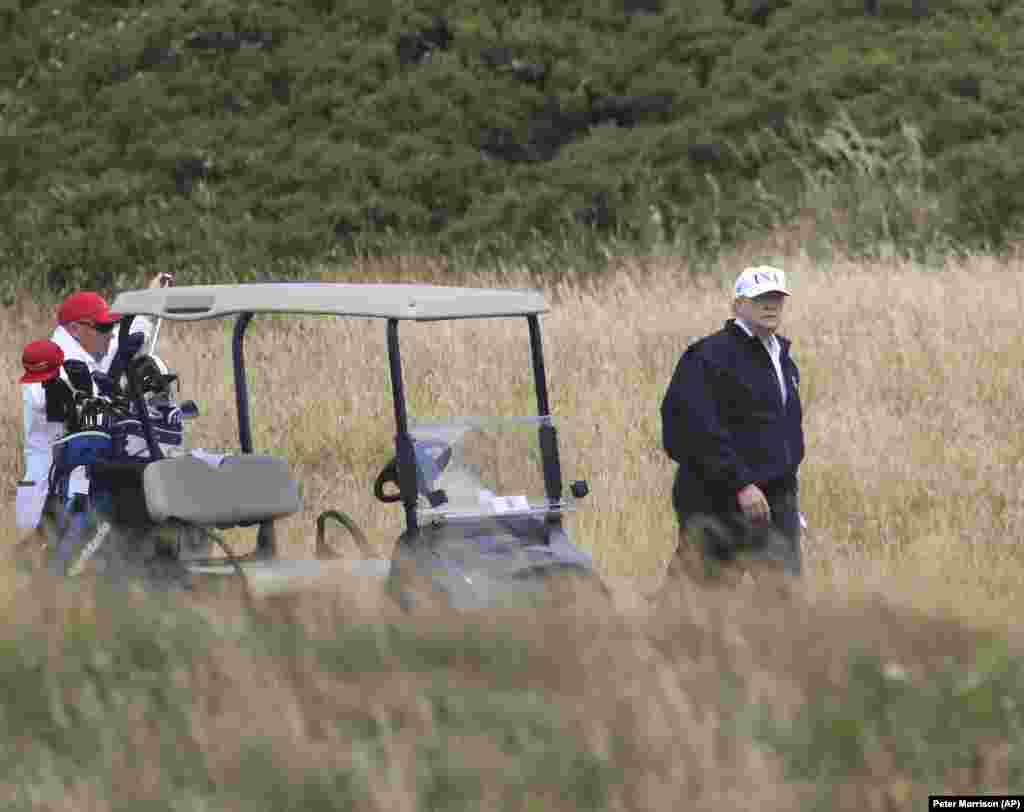 عکسی از پرزیدنت ترامپ در حال بازی گلف در زمین &laquo;ترن بری&raquo; ، اقامتگاه او در اسکاتلند.