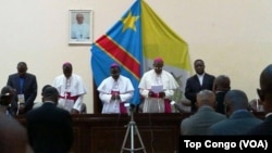 Les évêques catholiques disent une prière au lancement du dialogue politique, à Kinshasa, RDC, 8 décembre 2016. (VOA/Top Congo)