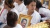 Bou Rachana holds a portrait of her late husband Kem Ley at his funeral, Phnom Penh, Cambodia, Sunday, July 24, 2016. ​(Leng Len/VOA Khmer)