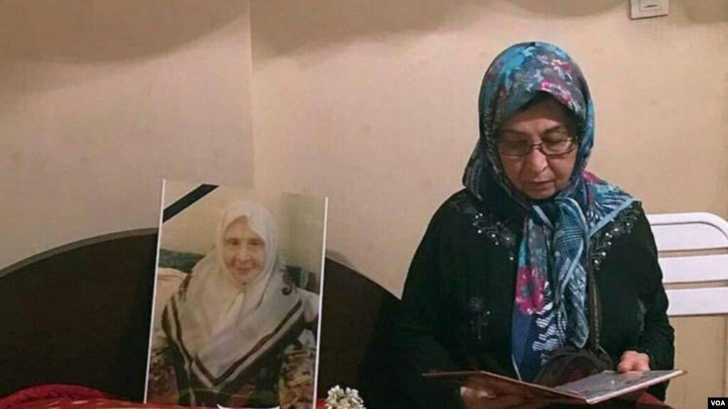 زهرا رهنورد همسر میرحسین موسوی از بهمن ۱۳۸۹ به همراه او در حصر خانگی است.
