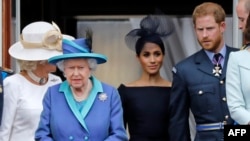 Kraljica sa princom Harijem i njegovom suprugom Megan Markl, jul 2018.