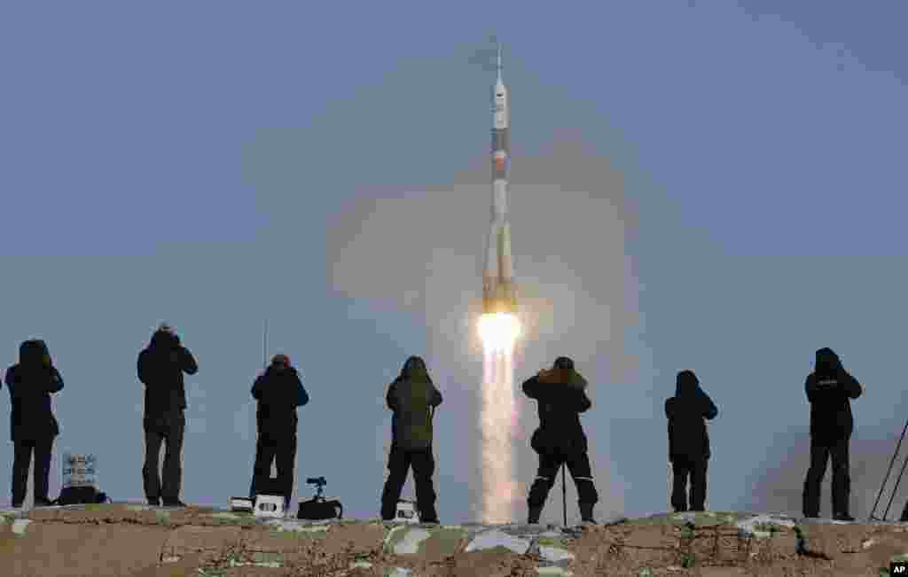 រ៉ុក្កែត Soyuz MS-07 ដែលដឹកនាវិកថ្មីម្នាក់ទៅកាន់ស្ថានីយអាកាសអន្តរជាតិ នៅកន្លែងបាញ់ឈ្មោះ Baikonur នៅក្នុងប្រទេសកាហ្សាក់ស្ថាន។