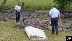 지난 29일 마다가스카르 동편 레위니옹 섬 해변에서 실종된 말레이시아 여객기 MH370편의 잔해인 것으로 추정되는 물체가 발견된 가운데 경찰이 현장을 수색하고 있다.