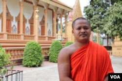 ភិក្ខុ​ ឌៀន​ដេត​ ​ព្រះជន្ម​២៥​វស្សា​ ជា​ព្រះសង្ឃ​នៅ​វត្ត​ជម្ពូវ័ន ​ស្រុក​ស្អាង​ ខេត្ត​កណ្តាល​ ប្រាប់​វីអូអេ​កាល​ពី​ទី​៥​ ខែ​មេសា​ថា​ ព្រះសង្ឃ​នៅ​វត្ត​ព្រះអង្គ​ដែល​មាន​ ៣១អង្គ​ ប្រឈម​នឹង​ការ​ខ្វះ​ចង្ហាន់​ដោយសារ​ការ​ឆ្លង​រាល​ដាល​នៃ​ជំងឺ​កូវីដ​១៩។ (ផន បុប្ផា/VOA)