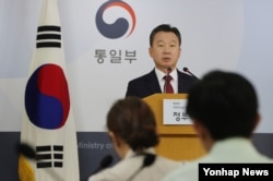 정준희 한국 통일부 대변인이 19일 정례브리핑에서 태영호 영국 주재 북한대사관 공사의 한국 망명에 관련한 취재진의 질문에 답하고 있다.