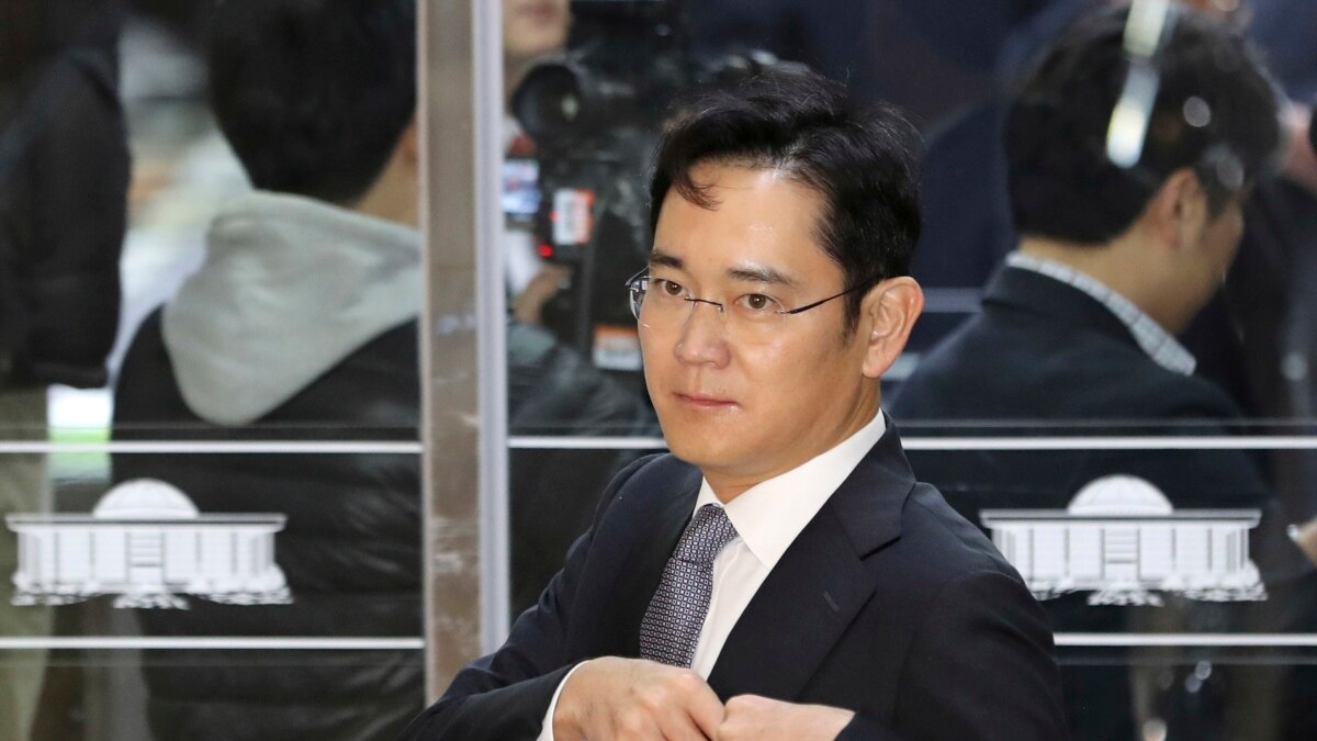 Heir To South Koreas Samsung Group Charged In Corruption Scandal