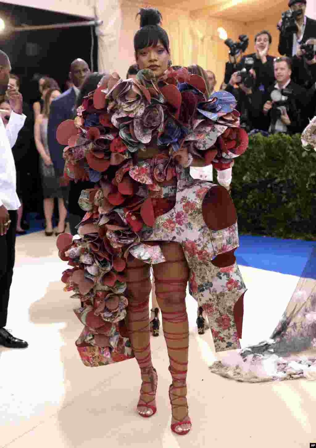 Rihanna menghadiri acara gala untuk penggalangan dana yang diselenggarakan oleh &quot;The Metropolitan Museum of Art&#39;s Costume Institute&quot; saat berlangsungnya pembukaan Rei Kawakubo / Comme des Garçons: Pameran Seni In-Between, di New York, 1 Mei 2017.
