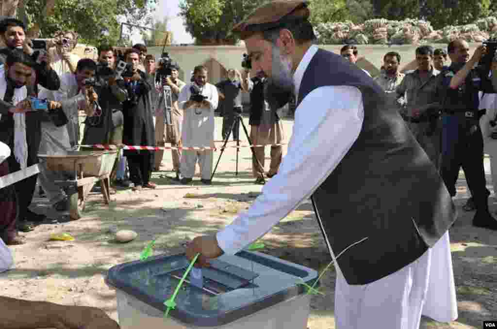 والی ننگرهار حین رای دادن در دور دوم انتخابات ریاست جمهوری افغانستان