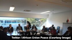 Les représentants du président malgache Hery Rajaonarimampianina et les représentants de l'ancien président de transition A. Rajoelina se sont rencontrés au bureau de l'UA à Antananarivo, 12 mai 2018. (Twitter/African Union Peace)
