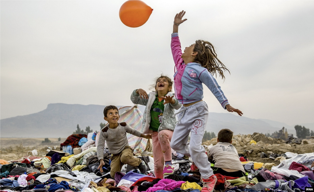 چند کودک اهل روستای &laquo;کلاره ژاله&raquo; شهرستان سرپل ذهاب، دو هفته بعد از زلزله مشغول بازی هستند. عکس: بهمن زارعی 