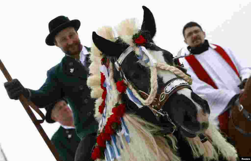 Para peziarah mengenakan pakaian tradisional Bavaria, menghadiri prosesi berkuda tradisional Georgi di kota Traunstein, Jerman. Dalam tradisi yang sudah turun-temurun sejak awal abad ke-16, para petani kota Traunstein mengambil bagian dalam prosesi untuk memberkati kuda-kuda mereka.