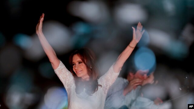Muy a su estilo, Cristina Kirchner se despidió del poder prometiendo que luchará porque el nuevo gobierno no de marcha atrás "con todo lo que hemos logrado".