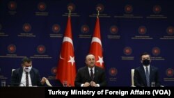 메블뤼트 차우쇼을루(가운데) 터키 외무장관 (자료사진)