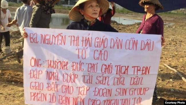 Bà Nguyễn Thị Hải, giáo dân giáo xứ Cồn Dầu, tại miếng đất bị cưỡng chế. Photo Nguyen Thi Hai