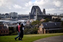 Kawasan wisata dekat Harbour Bridge di Sydney, 28 Juni 2021, saat lockdown selama dua minggu di tengah merebaknya varian Delta yang sangat menular di Australia. (Foto: Saeed KHAN / AFP)