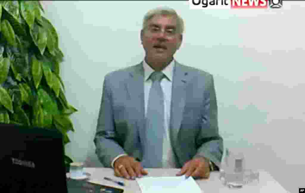 Suryianın keçmiş Baş prokuroru Adnan Bakkur 2011-ci ildə sentyabrın 1-i çəkildiyi videoda prezident Bəşar Əl-Əsədin xalq hərəkatını dağıtmasına etiraz olaraq istefa veridyini bəyan edir
