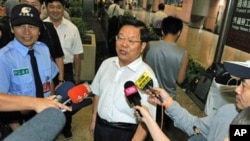 Cai Wu (C), Chinese Culture Minister, speaks to journalists at Taoyuan International Airport, 02 Sep 2010