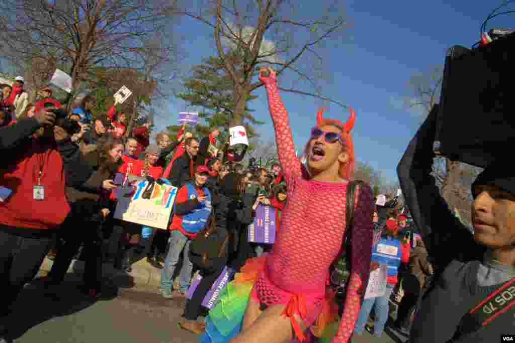 Манифестации сторонников и противников однополых браков в Вашингтоне