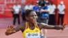 Halimah Nakaayi célèbre sa victoire sur 800m aux Mondiaux d'athlétisme Doha 2019, Qatar, le 30 septembre 2019.