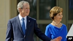 4月25日前總統小布殊和他的妻子，前第一夫人勞拉.布殊，來到在得克薩斯州達拉斯的GW布殊總統中心，參加落成典禮。
