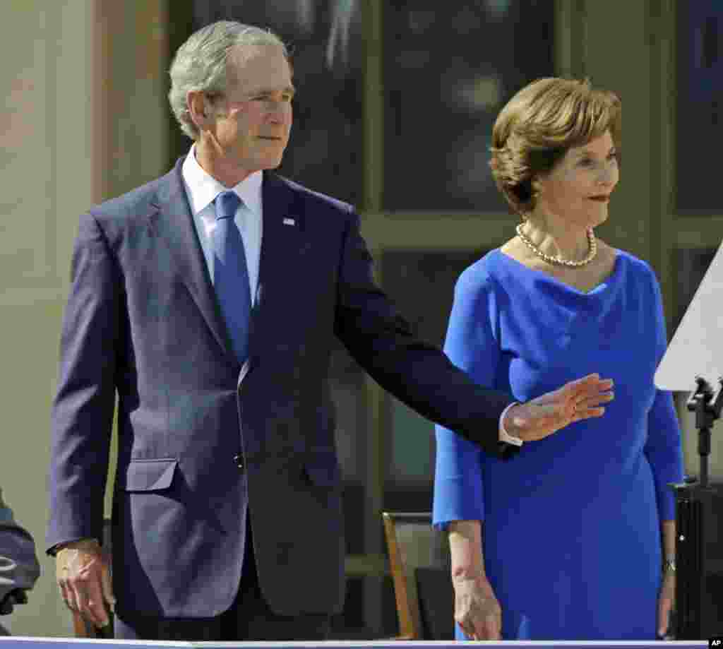 Mantan presiden George W. Bush dan istrinya, mantan ibu negara Laura Bush tiba di upacara pembukaan Museum Kepresidenan George W. Bush di Dallas, Texas (25/4). (AP/David J. Phillip) 