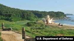 Pelatihan penembakan multi-roket M270 di pantai timur Korea, Juli 2017. (Foto: U.S. Army/Staff Sgt. Sinthia Rosario).